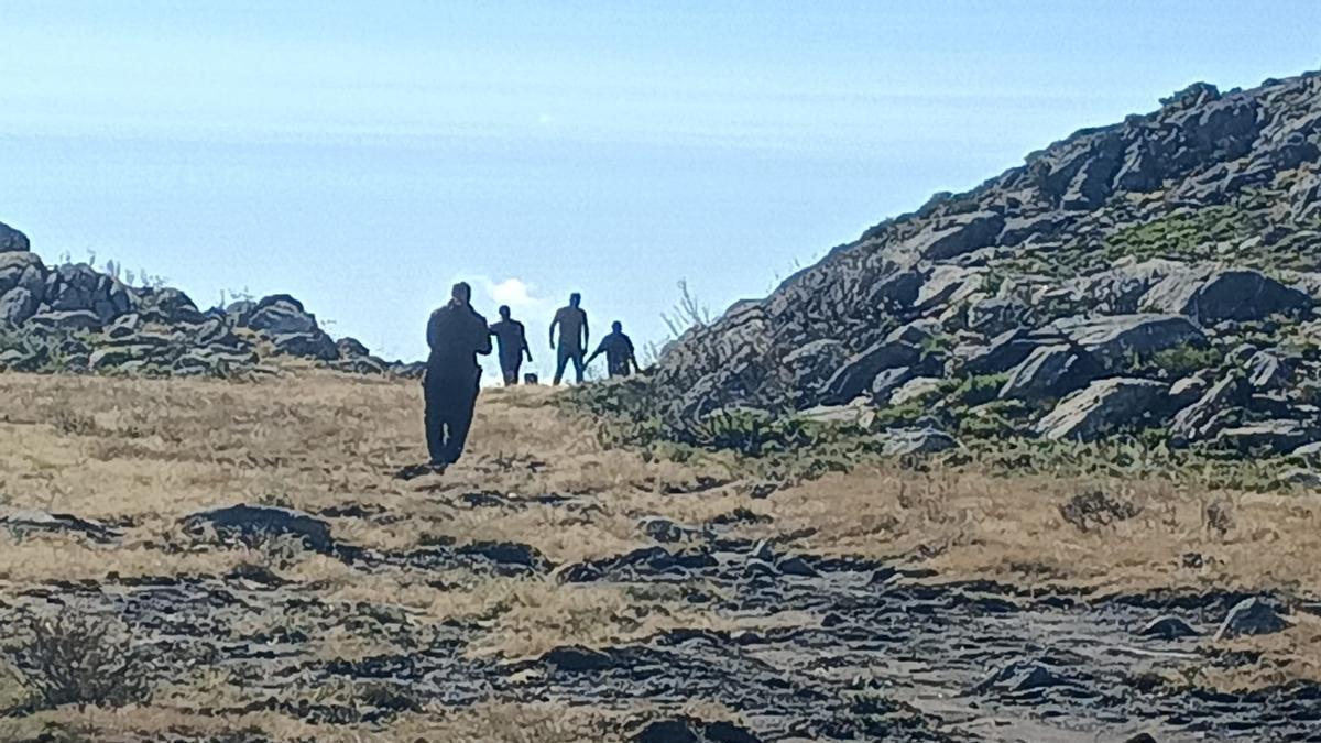 Los vecinos de Ribadelago en la sierra quemada