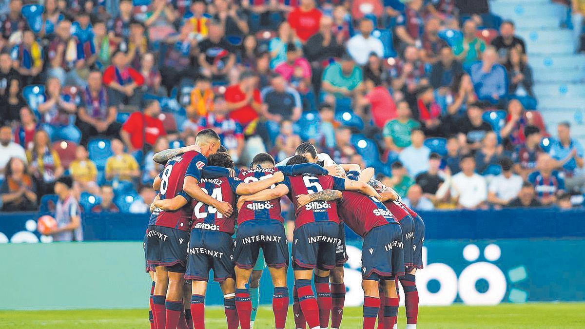 Piña de los jugadores del Levante en un partido de esta pasada temporada en el Ciutat de València.