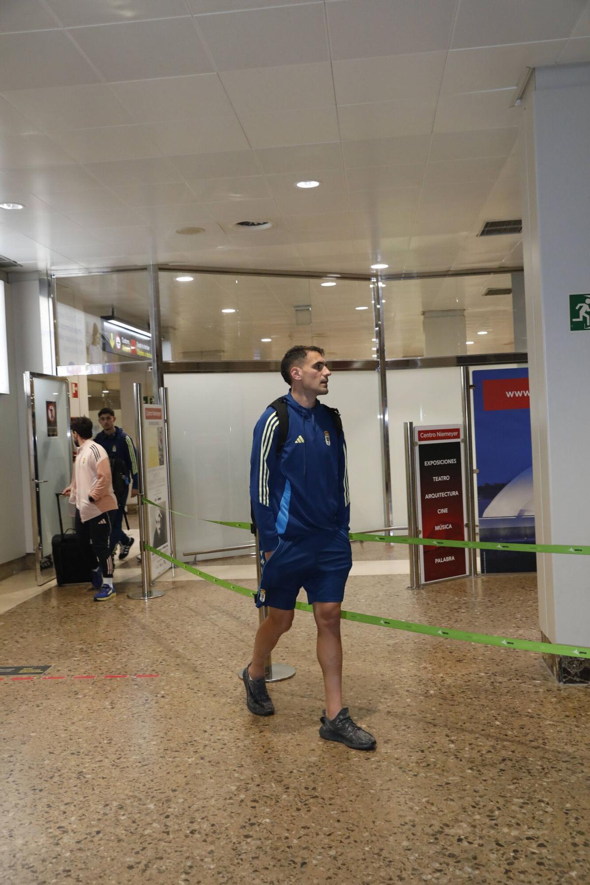 EN IMÁGENES: Así fue la llegada del Real Oviedo al aeropuerto de ...