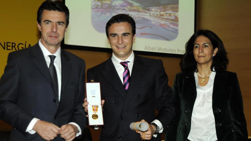 Abel Matutes Prats (en el centro) recibe la Medalla al Mérito Turístico en 2012.