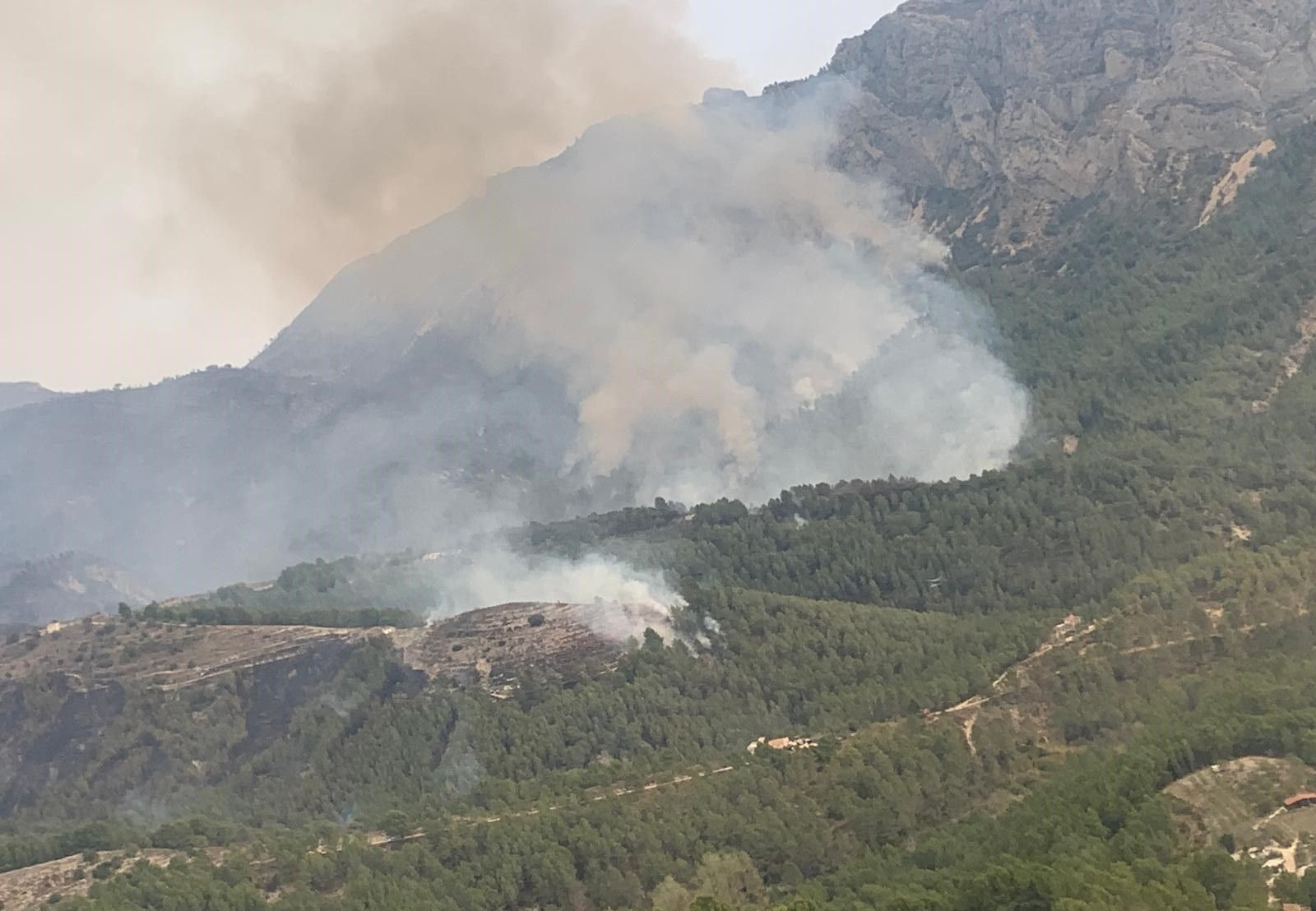 Complicada orografía y escasa visibilidad por el humo: el incendio de Tàrbena desde el aire