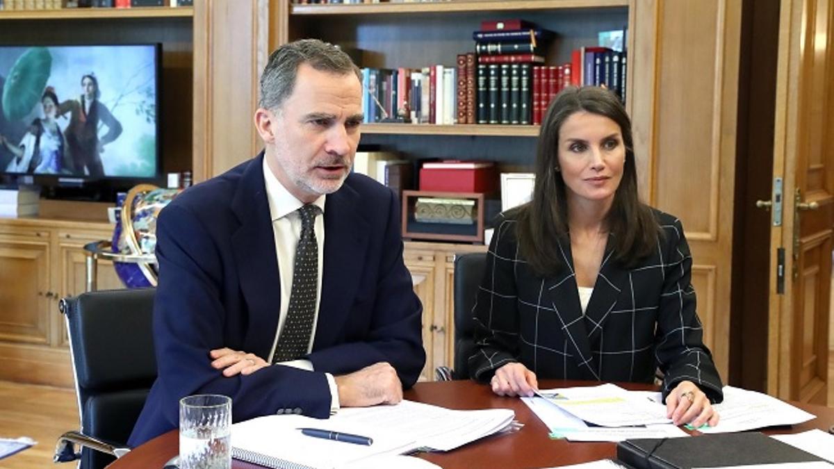 El rey Felipe y la reina Letizia apoyan la labor de los sanitarios en el Día de la Enfermería