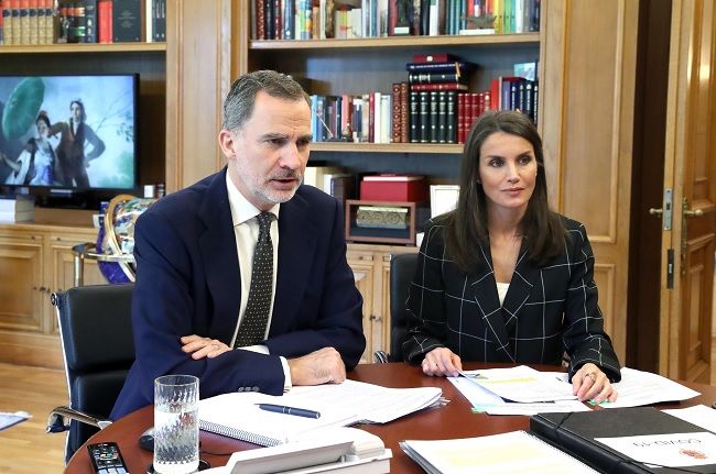 El rey Felipe y la reina Letizia apoyan la labor de los sanitarios en el Día de la Enfermería