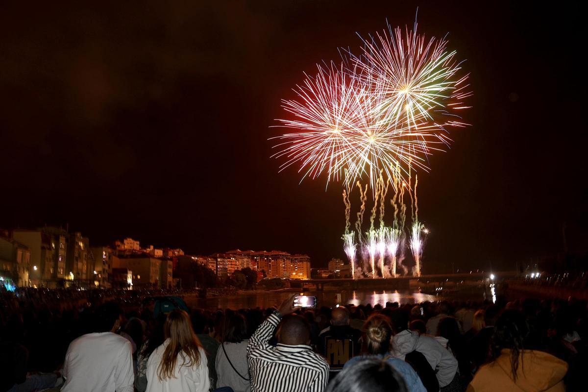 Los fuegos artificiales iluminan las fiestas de Bouzas