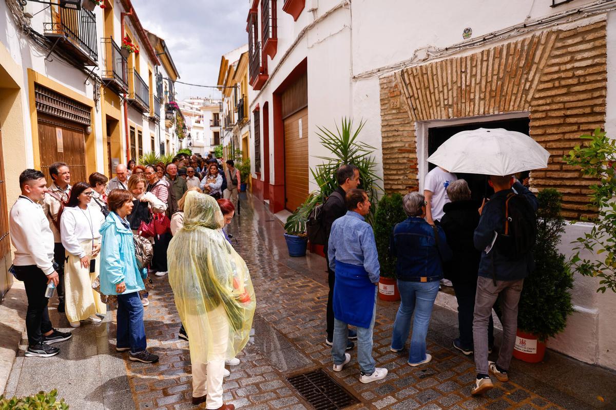 Córdoba en mayo. Bulla en los Patios el primer fin de semana. Colas y turismo. Patios en San Basilio. Patio Postrera 28