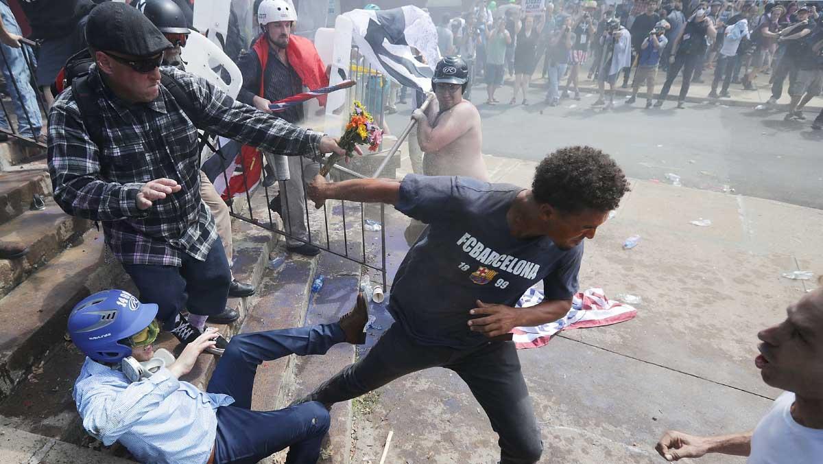 Caos en Virginia por los enfrentamientos entre antifascistas y supremacistas blancos.