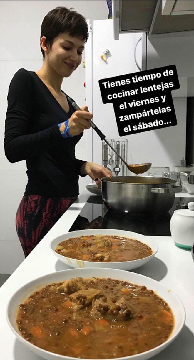 Úrsula Corberó con dos platos de lentejas