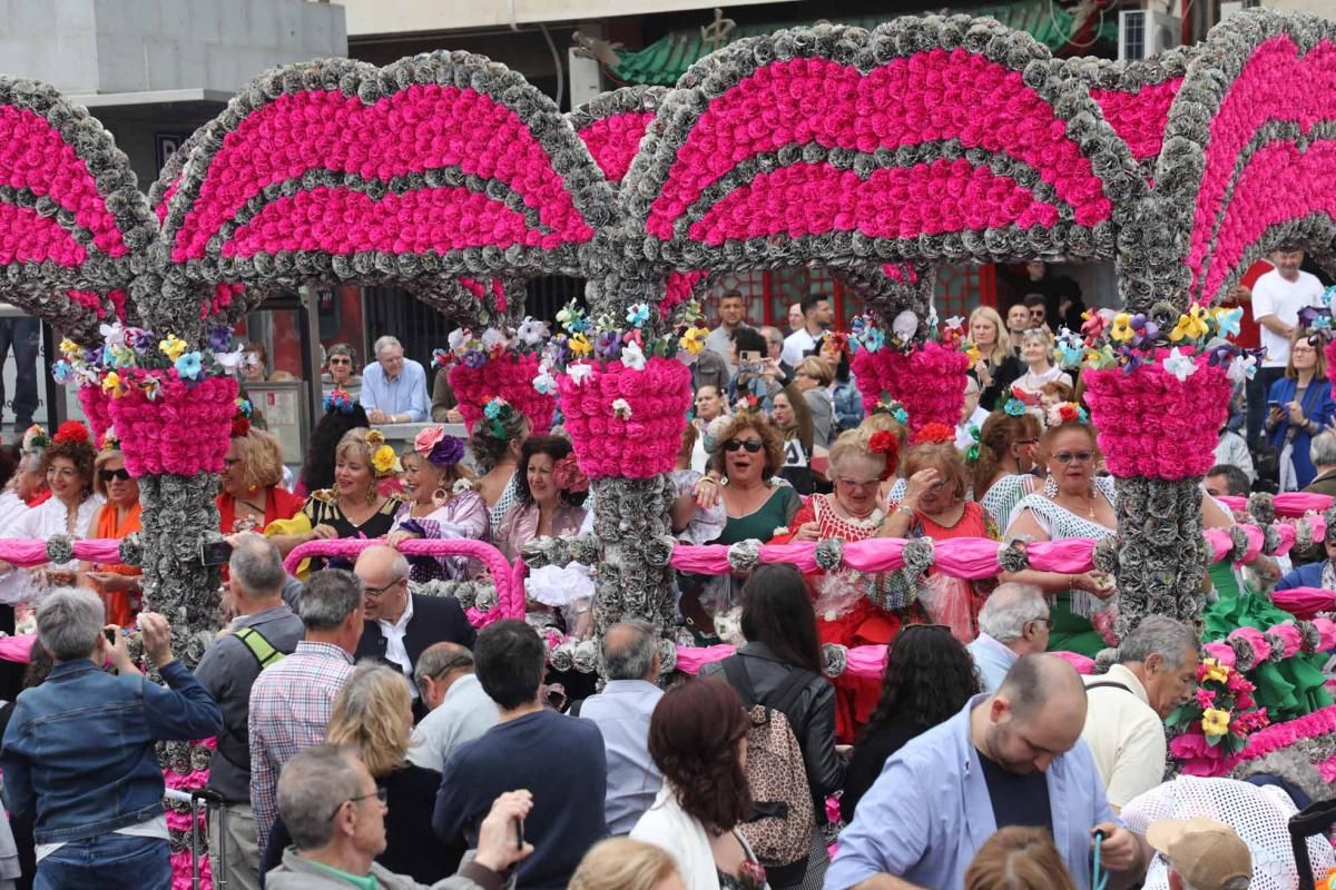 Miles de cordobeses participan en la Batalla de las Flores