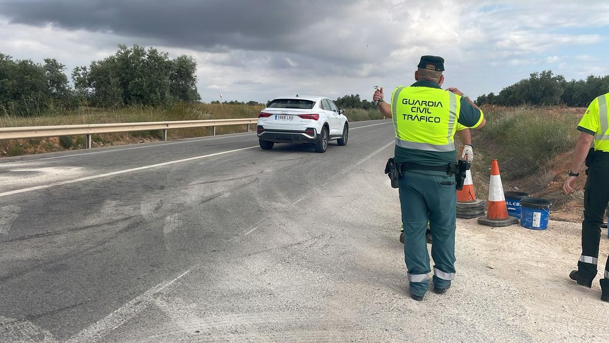 Agentes en la A-318 en Puente Genil, donde ha tenido lugar el accidente este viernes.