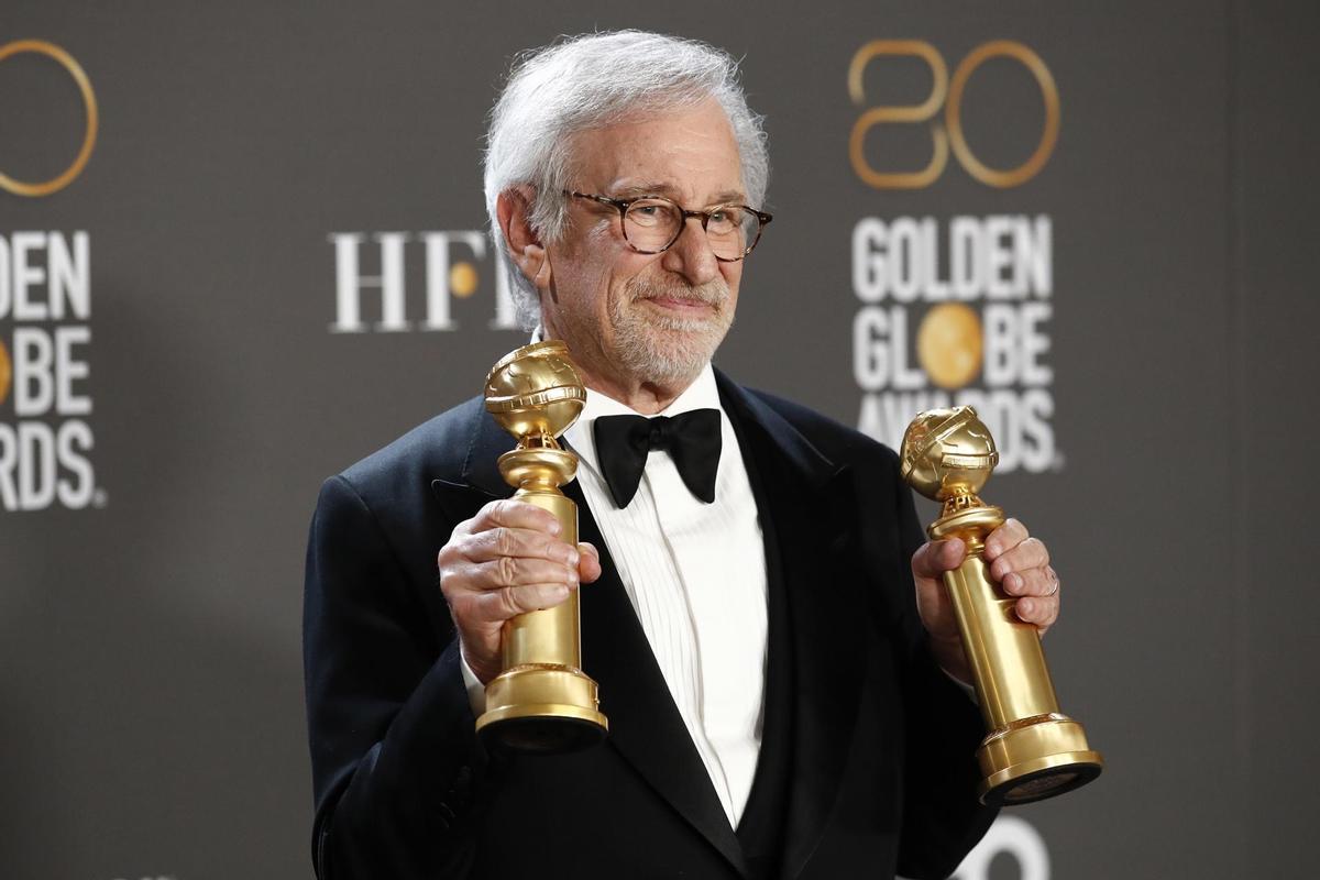 Steven Spielberg muestra sus galardones a Mejor Director y a Mejor Película Dramática.