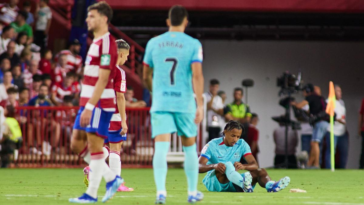 Jules Koundé, lesionado en el campo del Granada.