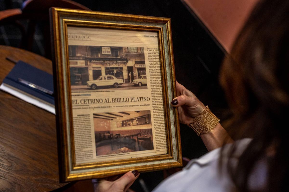 barcelona 1/10/2025 Barcelona Entrevista a Mireia,propietaria del restaurante Amaya de la Rambla,abierto hace 84 aÃ±os. - Mireia,junto a un artÃ­culo del 75 aniversario del restaurante Amaya. AUTOR: JORDI OTIX