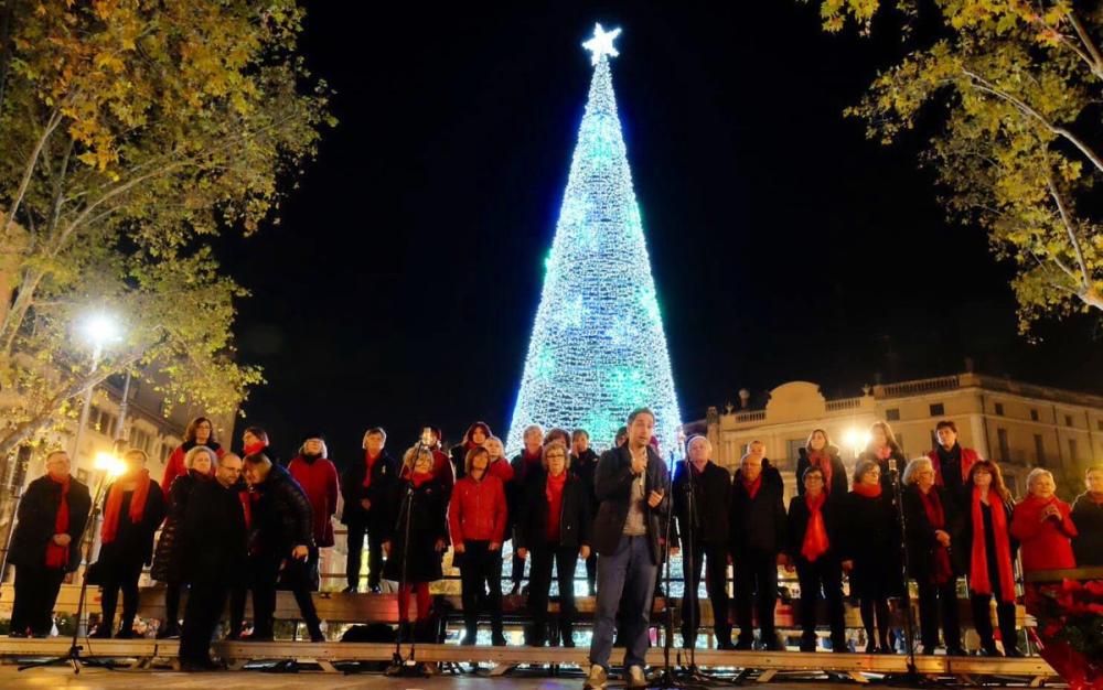 Ple absolut a la Rambla de Figueres en la inauguració del Mercat de Nadal.