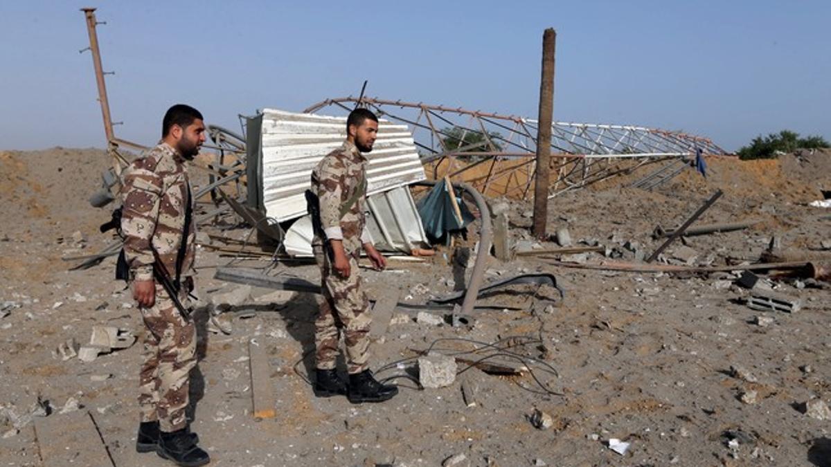 Soldados de Hamás inspeccionan una de sus instalaciones atacadas por Israel, este miércoles en el sur de Gaza.