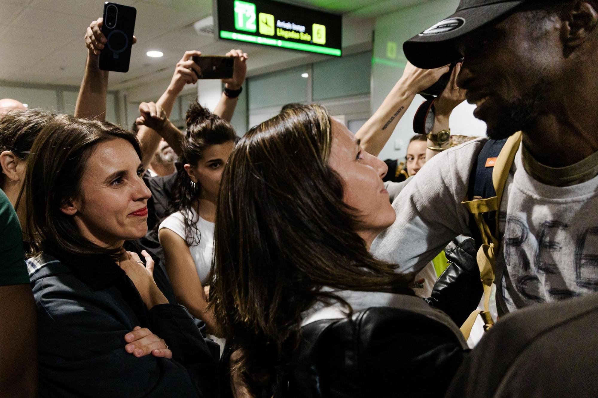 La llegada de Lucía Muñoz y Alejandra Martínez a Barajas en imágenes
