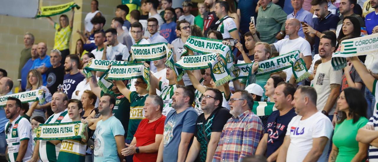 Los aficionados del Córdoba Futsal animan en las gradas de Vista Alegre durante el encuentro ante el Jaén.