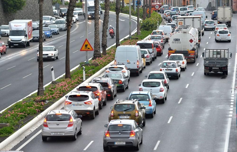 Colas de entrada a la ciudad por el socavón de la Avenida Marítima