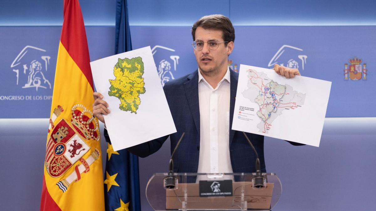 El diputado de CHA, Jorge Pueyo, en la sala de la prensa de las Cortes.