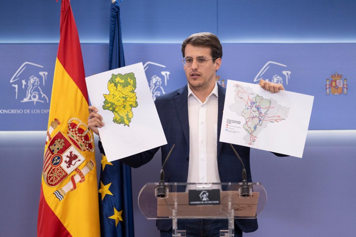 El diputado de CHA, Jorge Pueyo, en la sala de la prensa de las Cortes.