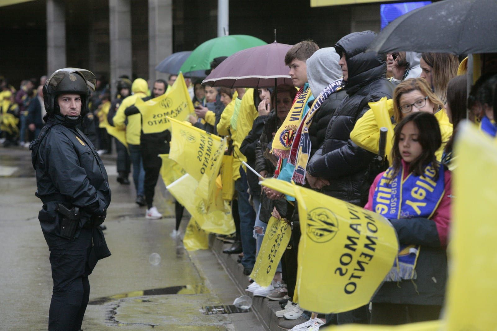 Fotogalería | La lluvia no frena las ganas de la afición del Villarreal de ver a su equipo en la final de Champions