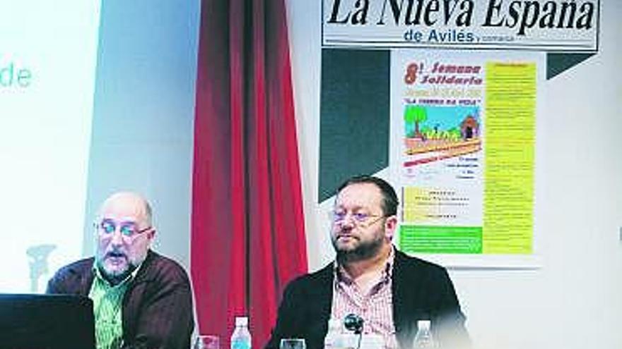 Ramón Quirós, a la izquierda, junto a José Alba durante la charla de ayer.