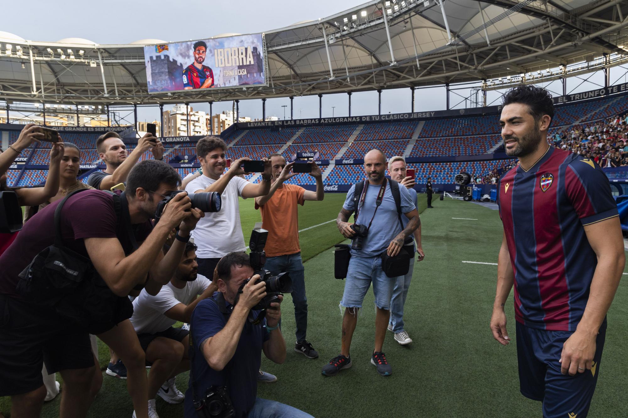 La emocionante presentación de Iborra, en imágenes