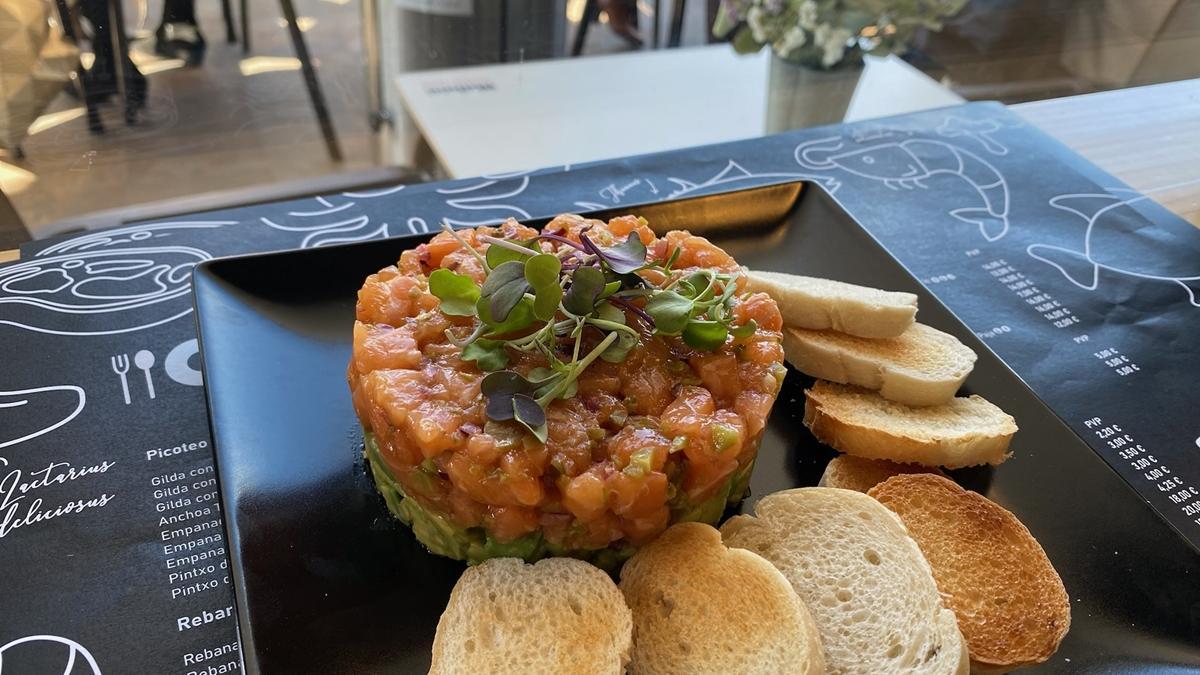 Exquisito tartar de salmón con base de aguacate de Adarraga Gastro.