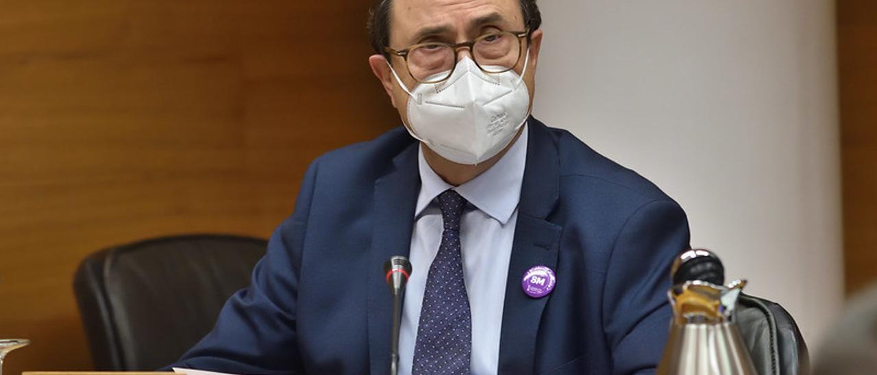 El conseller de Hacienda, Vicent Soler, esta mañana en las Corts