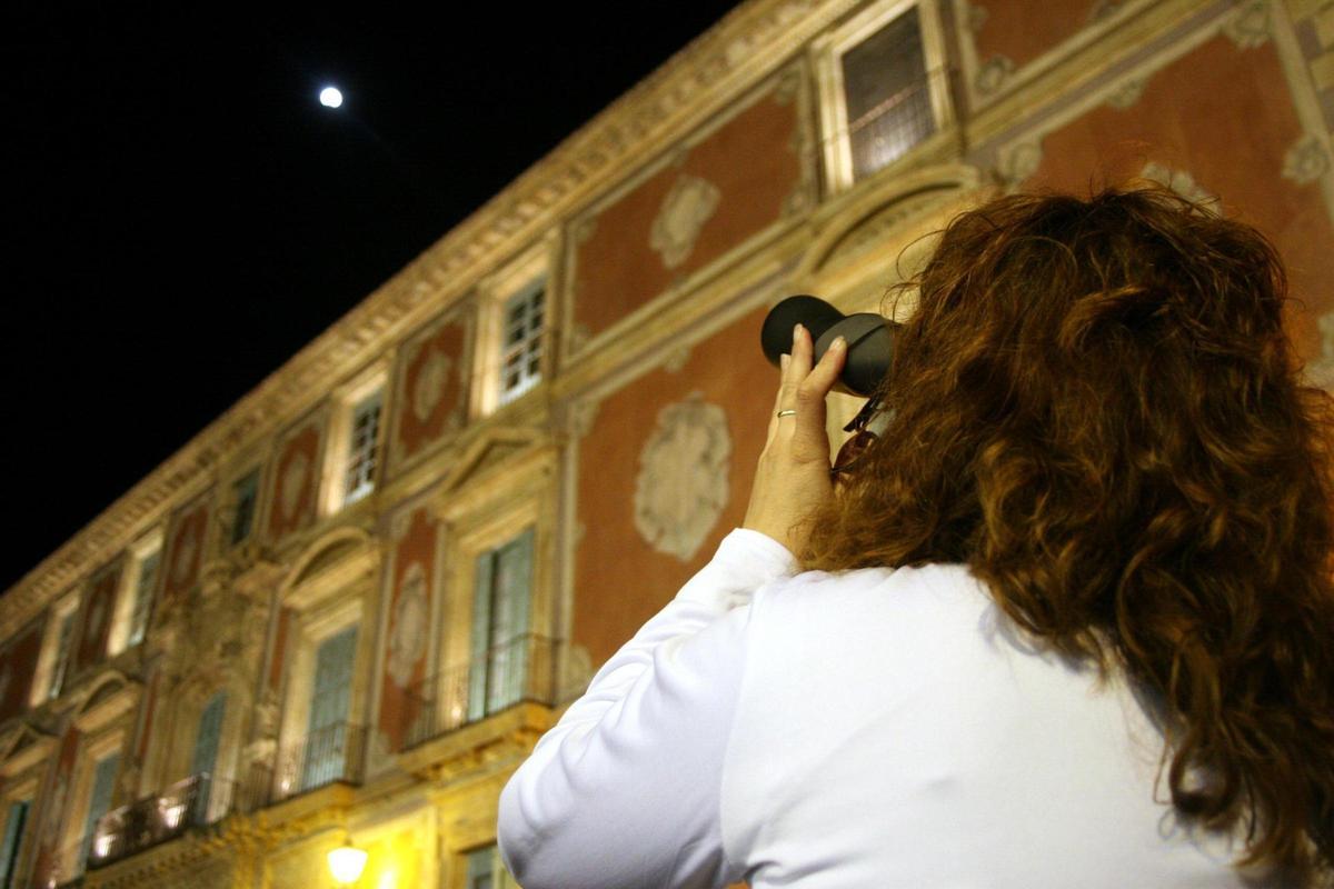 Observación de un eclipse lunar desde la plaza del Cardenal Belluga de Murcia, en