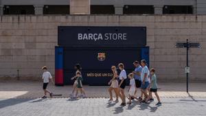 Els turistes surten al rescat del Barça per maquillar un debut incert a Montjuïc