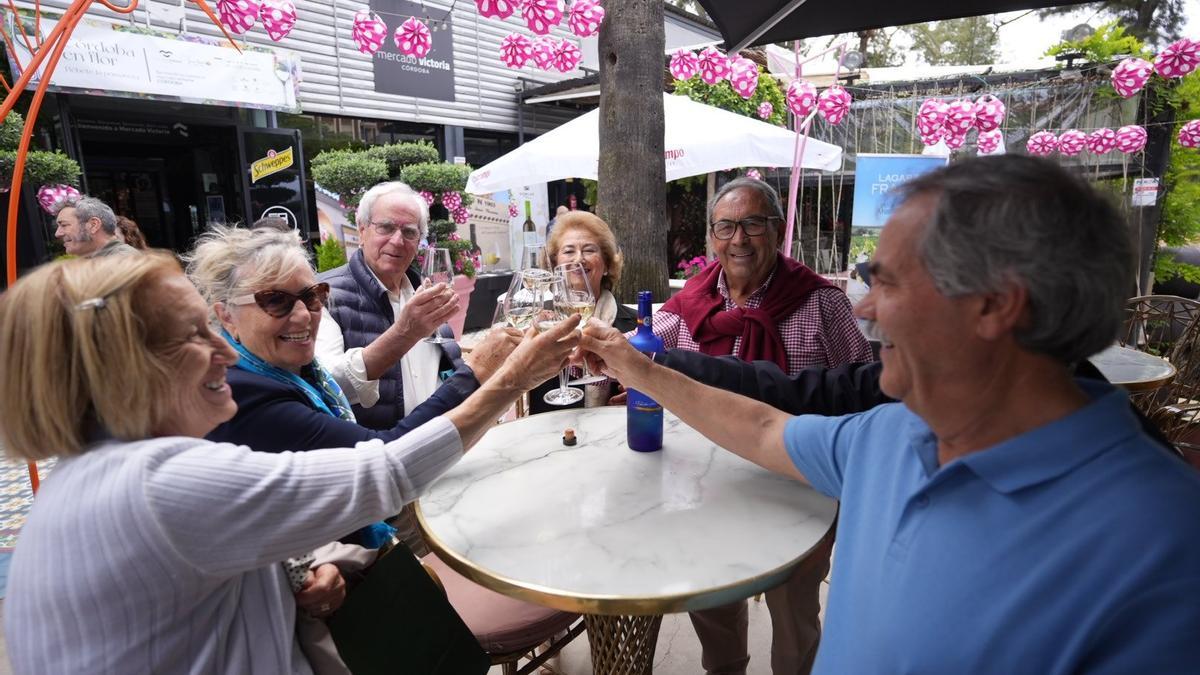 Algunos de los asistentes a 'Córdoba en flor' brindan con vino de Montilla-Moriles.