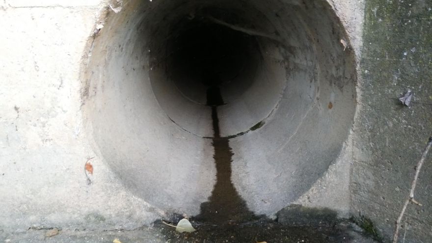 El rastro de los vertidos del colector de los Tres Árboles al río.