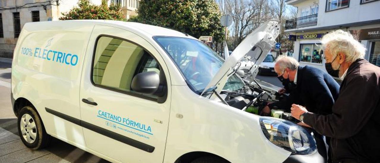 El Concello de Vilanova está testando varios vehículos eléctricos para incorporarlos a su flota. |   // IÑAKI ABELLA