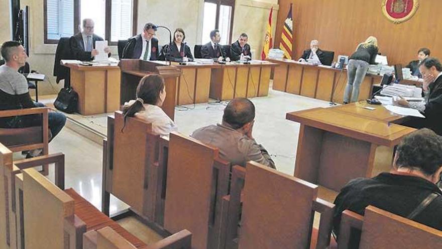 Cuatro de los cinco acusados que el lunes no se conformaron, ayer durante el juicio en la Audiencia.