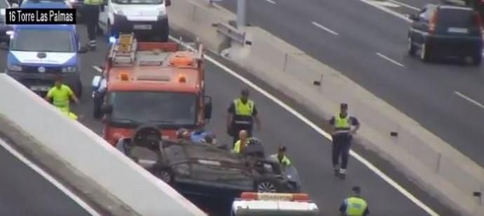 Un vehículo vuelca en la Avenida Marítima a la altura de Alcaravaneras