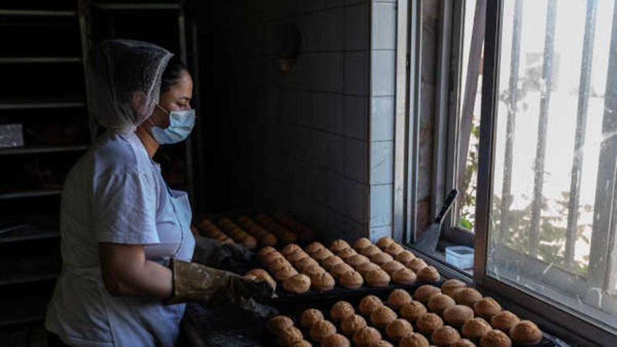 Una mujer en pleno trabajo.