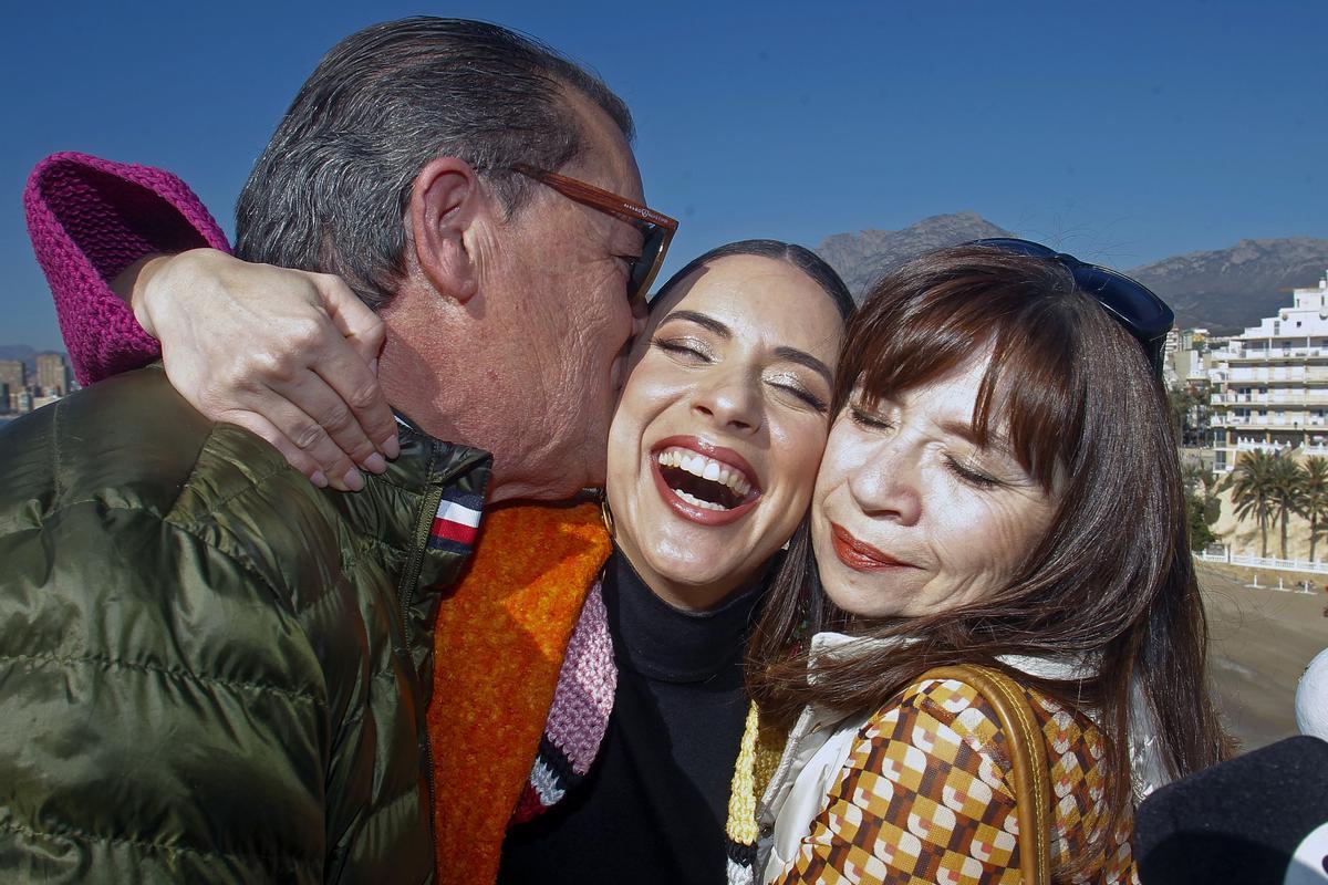 Blanca Paloma, abrazada a sus padres.