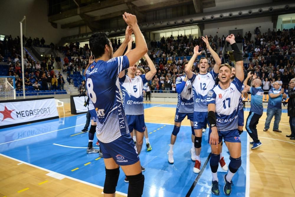 Palmas Volleyballer haben die spanische Meisterschaft gewonnen. Can Ventura besiegte am Samstag (29.4.) in der Halle von Son Moix den amtierenden Meister Almería mit 3:1-Sätzen.