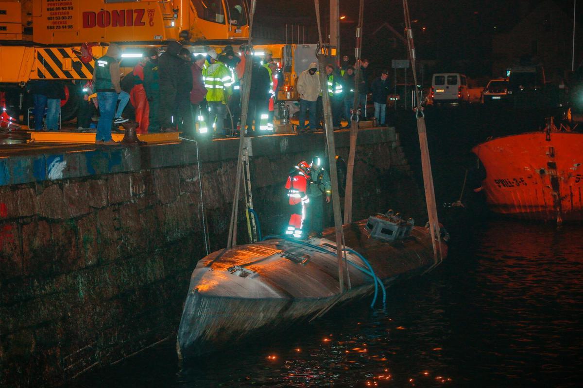 reflotación del narcosubmarino en el puerto de Aldán, en una imagen de archivo. Foto: M.Vázquez/E.Press