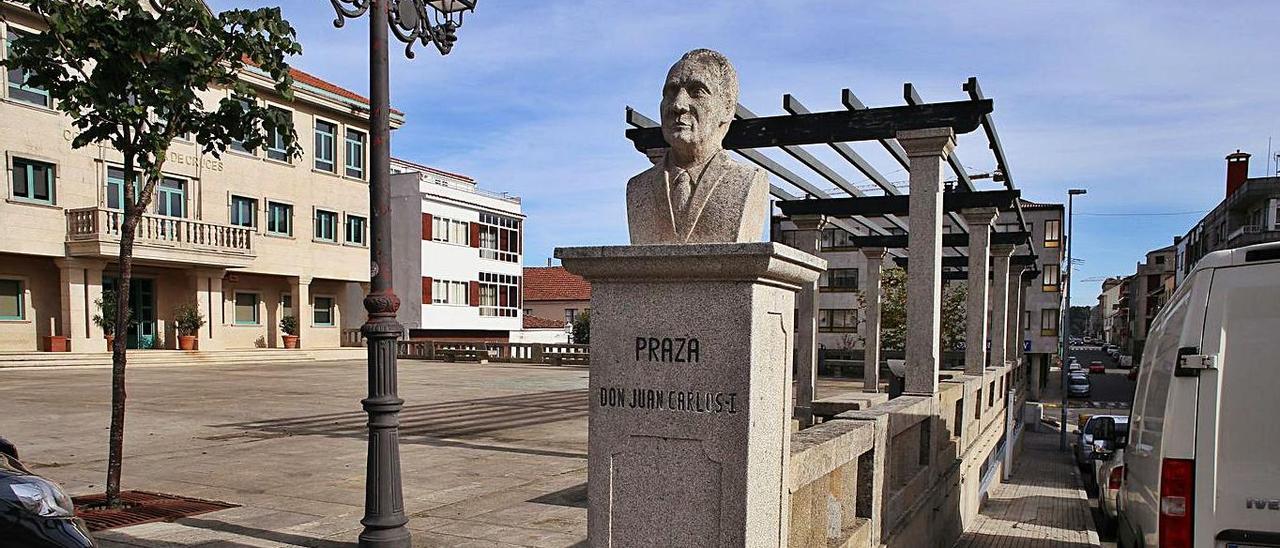 Placa y busto en honor del rey emérito en la plaza del consistorio cruceño.  | // BERNABÉ