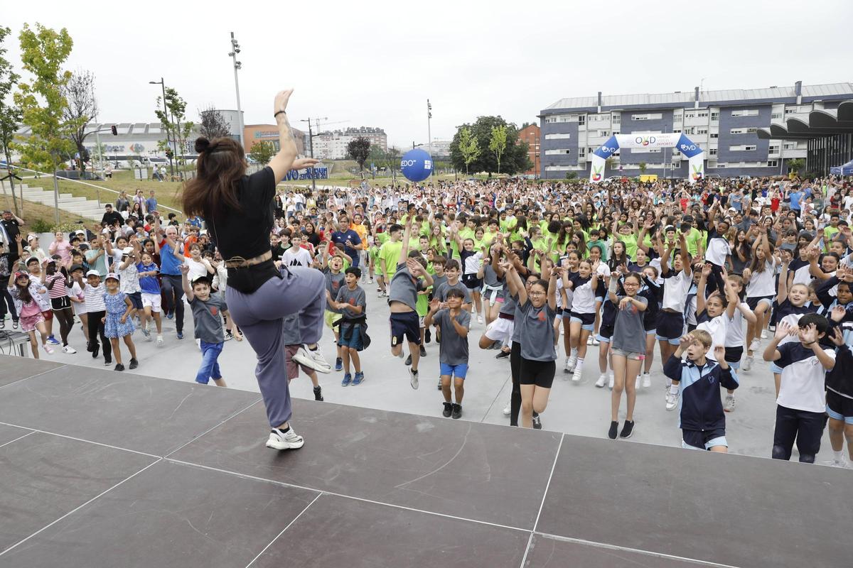 Body combat, coreografías, visitas de deportistas: así se mueven en Oviedo por los hábitos saludables más de 1.500 niños y niñas, en imágenes