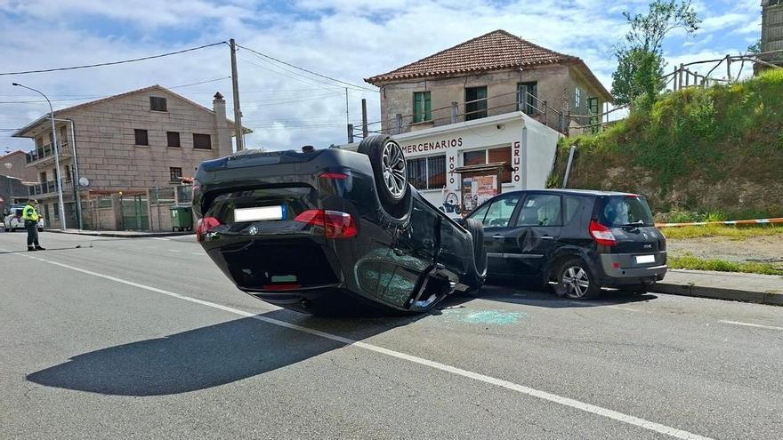Un hombre de 52 años resulta herido en un aparatoso accidente con vuelco en Ribadumia