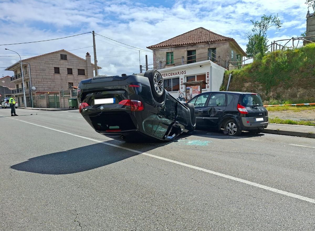 El accidente de Ribadumia con un coche volcado.