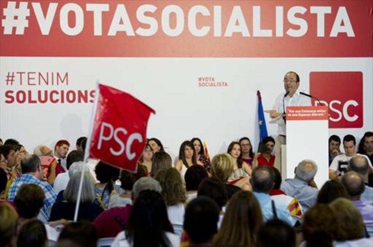 L’alcalde Àngel Ros, Miquel Iceta, Pedro Sánchez i el cap de llista per Lleida, Òscar Ordeig, ahir.