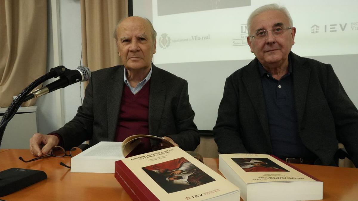 Ramón Ferrer y Vicent Gil, durante la presentación del libro que analiza los pergaminos del Arxiu Municipal de Vila-real. | GABRIEL UTIEL