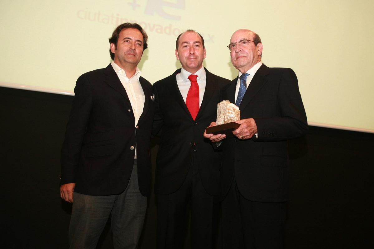 Pedro Miralles, junto a su hijo y el entonces alcalde de Elche, Alejandro Soler, en una gala de empresarios