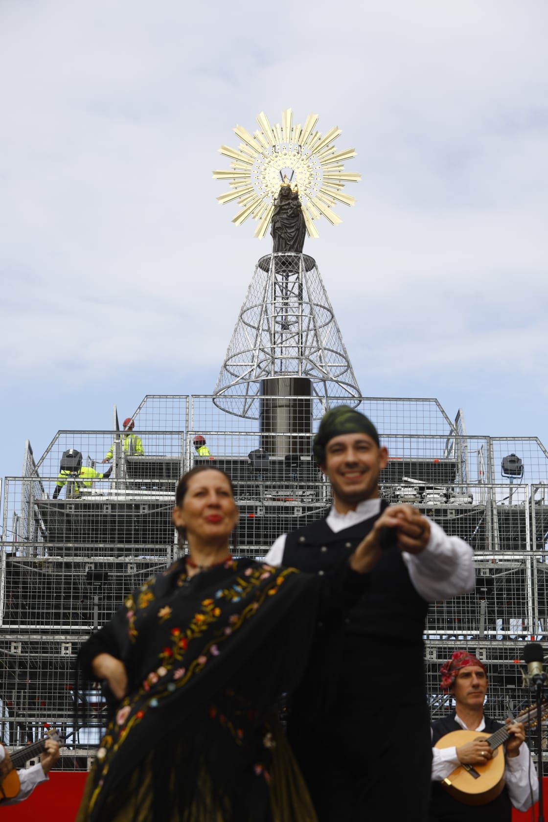 La Virgen ya preside la plaza del Pilar