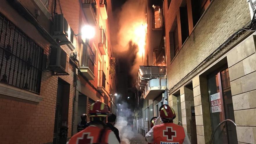 El edificio en llamas