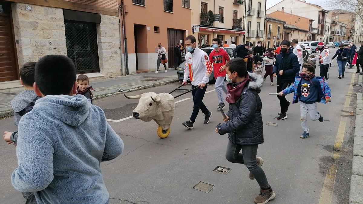 Los carretones persiguen a los pequeños aficionados en la plaza de San Francisco