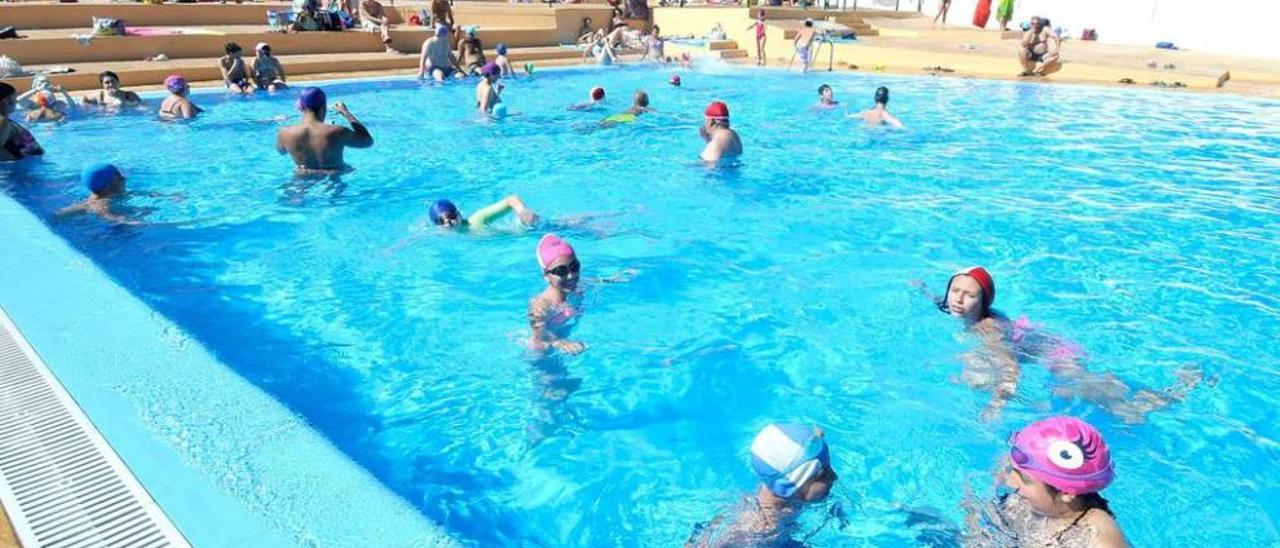 Bañistas en las piscinas de Riaño.